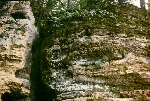 Formations rocheuses typiques dans la rgion grseuse du Luxembourg - © 1994 by Yves Krippel